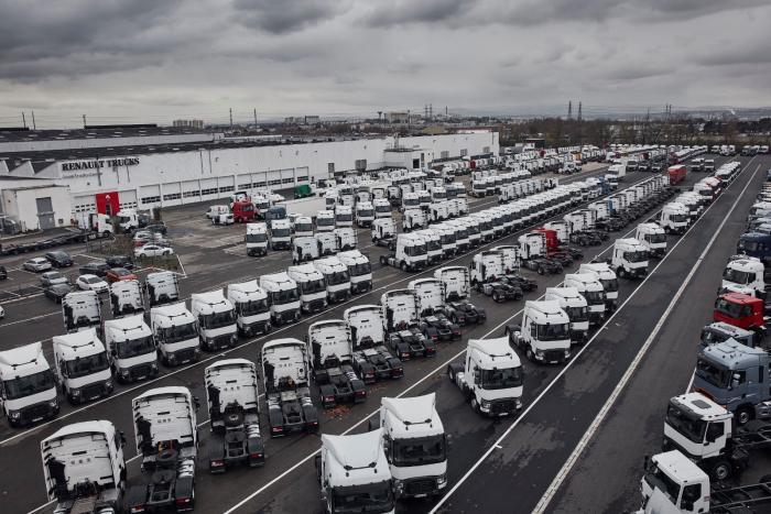 grand parking de camions tracteurs