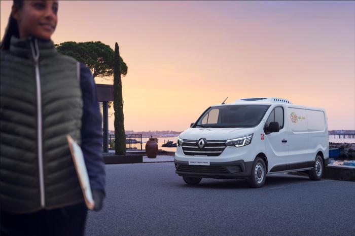 Renault Trucks trafic in the sunset